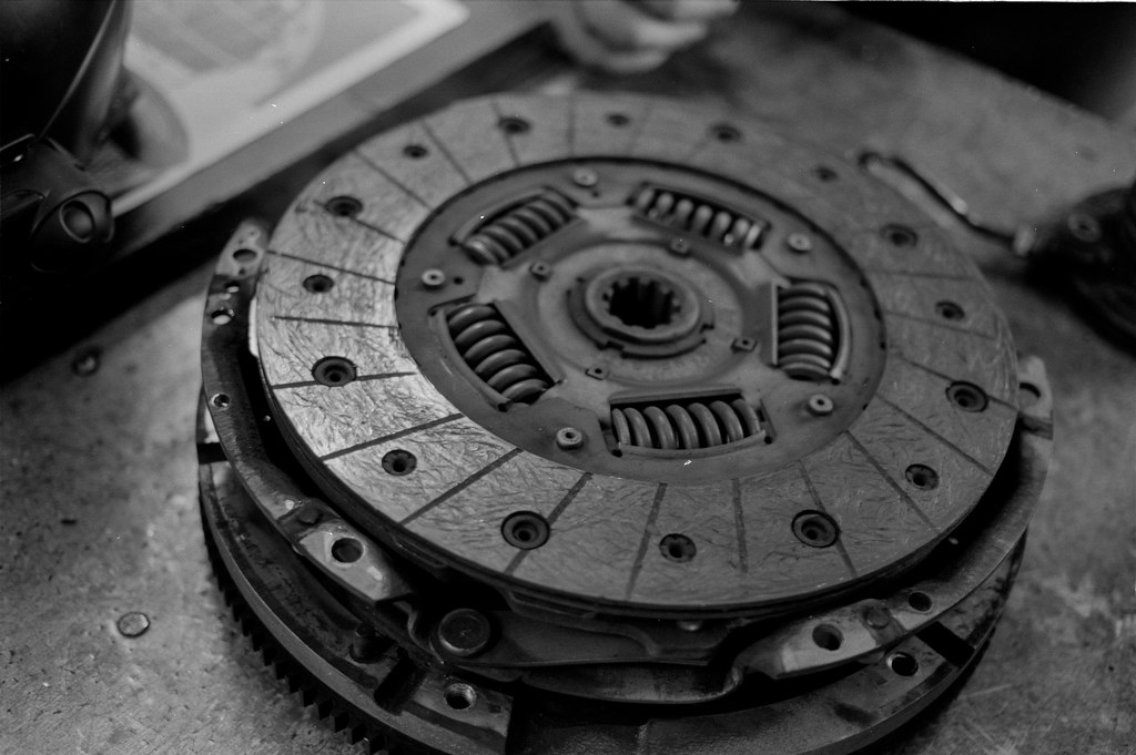 Is it safe to drive with a broken clutch?